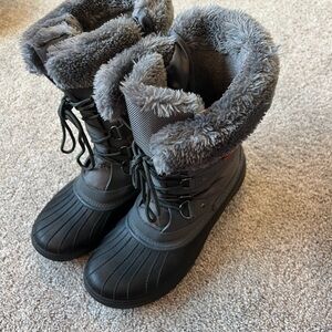 GRAY AND BLACK FUR LINED WINTER SNOW BOOTS